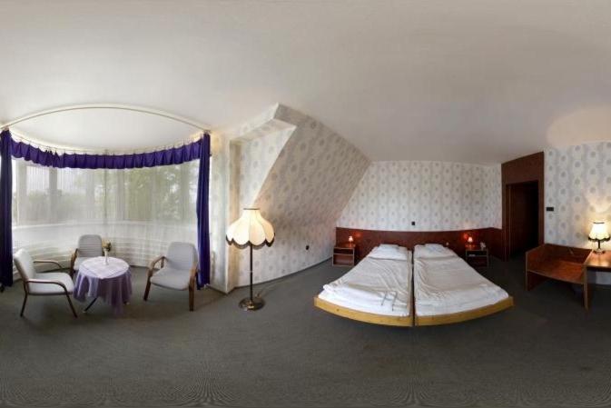 Gondola Hotel Debrecen Buitenkant foto