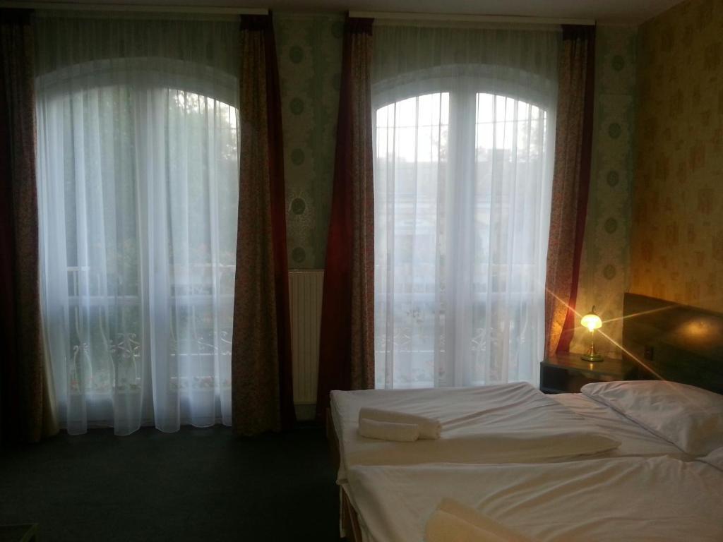 Gondola Hotel Debrecen Buitenkant foto
